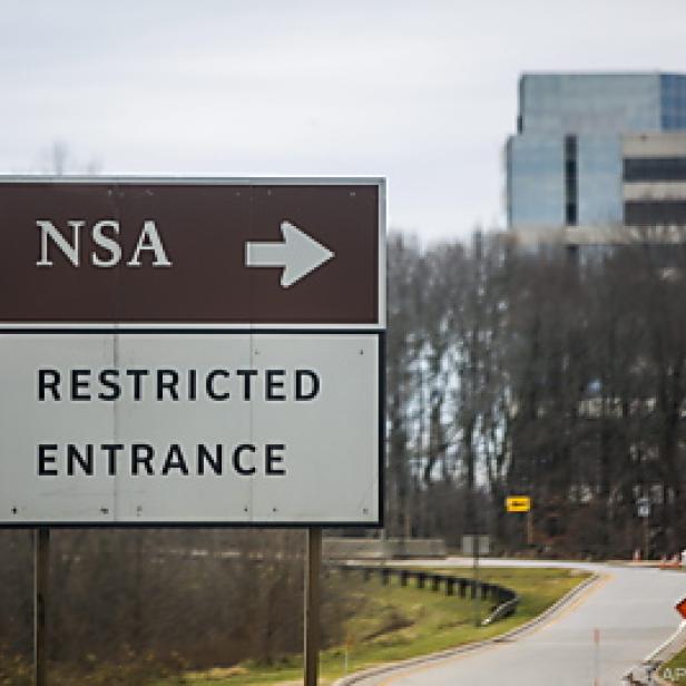 Ein Schild mit der Aufschrift „NSA“ und „Restricted Entrance“ weist auf die Einfahrt zu einem Gebäude hin.