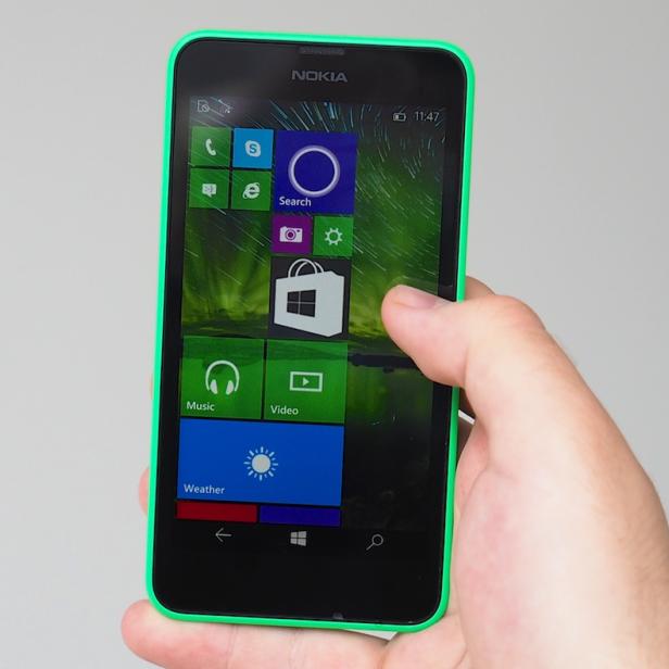 Eine Hand hält ein Nokia Smartphone mit Windows-Betriebssystem.