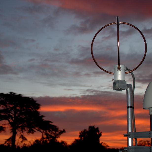 Eine Antenne vor einem dramatischen Sonnenuntergang.