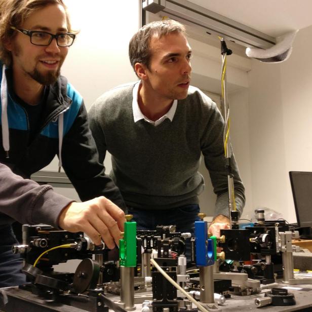 Thomas Scheidl, rechts, und Doktoratsstudent Johannes Handsteiner, links, in ihrem Labor