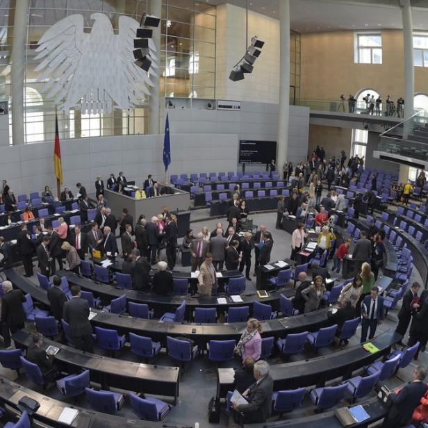 Der Plenarsaal des Deutschen Bundestages mit Abgeordneten und Besuchern.