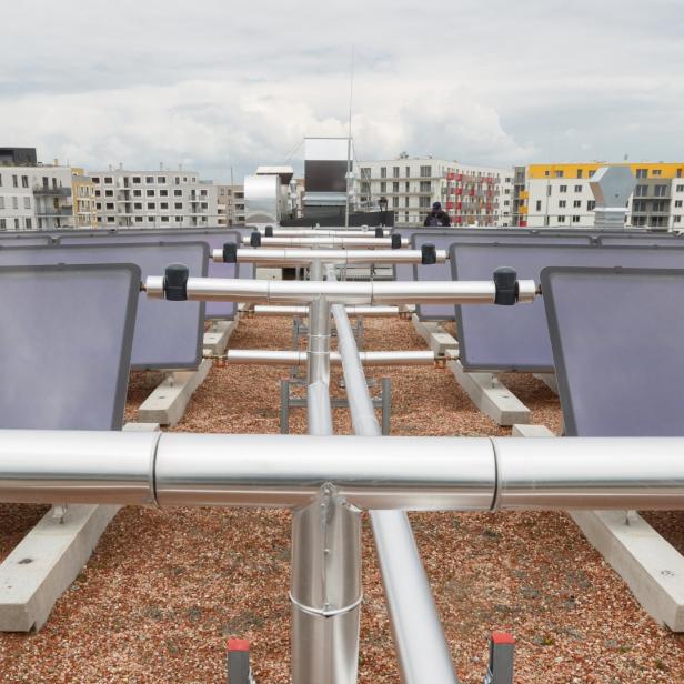 Die Solaranlage am Dach der Schule in der Seestadt Aspern. Man sieht auch, wie unterschiedlich die bereits fertigen Gebäude aussehen.