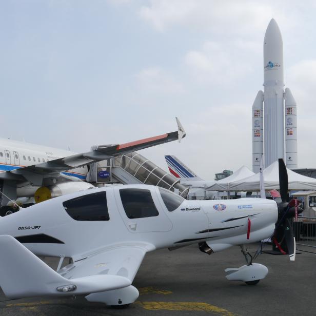 So sieht es in Le Bourget aus: Ein Großraumjet, eine Trägerrakete und ein kleines Turboprop-Flugzeug aus Österreich