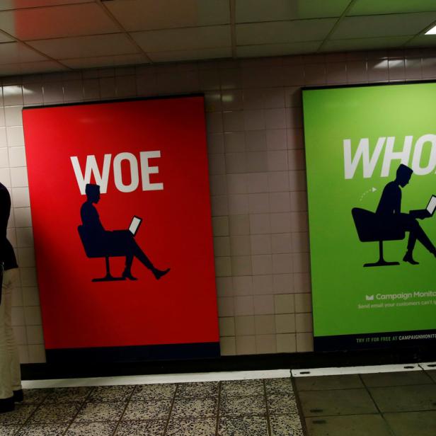 Ein Mann steht an einer U-Bahn-Station vor Werbeplakaten von Campaign Monitor.
