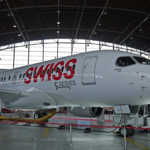 Der Bombardier CS100 in einem Hangar am Flughafen Zürich