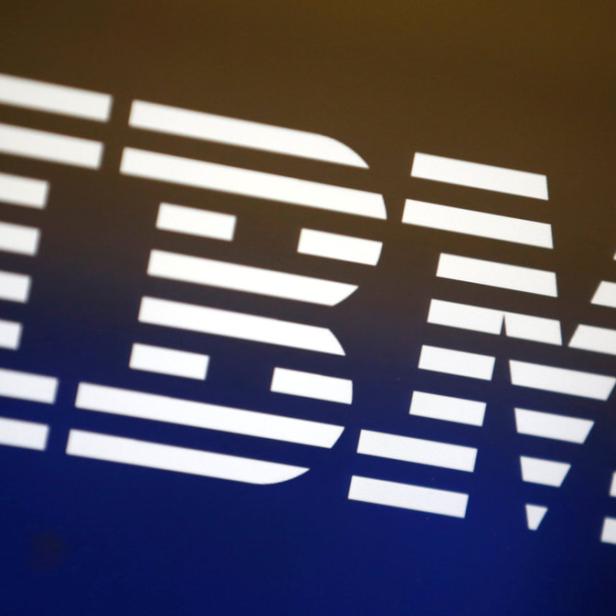 Das stilisierte IBM-Logo in Weiß auf blauem Hintergrund.