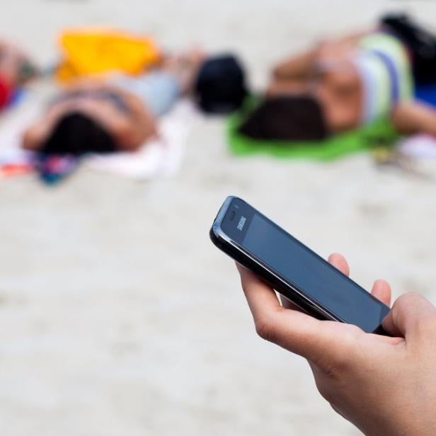 Telefonieren und mobile Internetnutzung im Ausland soll billiger werden. Ab 15. Juni soll, geht es nach der EU-Kommission, ein gebührenfreies Roaming ohne eine zeitliche Einschränkung umgesetzt werden. Dann telefoniert man im EU-Ausland für die selben Kosten wie zu Hause. Verbraucherschützer sorgen sich, dass telefonieren insgesamt teurer wird.