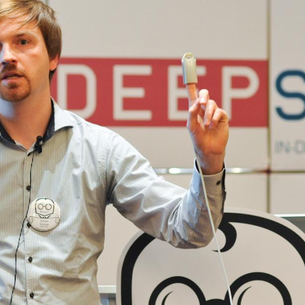 Florian Grunow hackte auf der DeepSec in Wien einen Patientenmonitor.