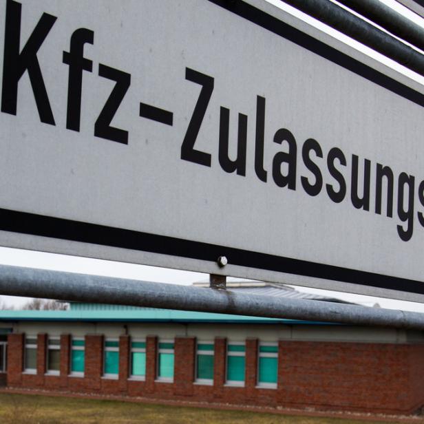 Ein Schild weist den Weg zur Kfz-Zulassungsstelle.