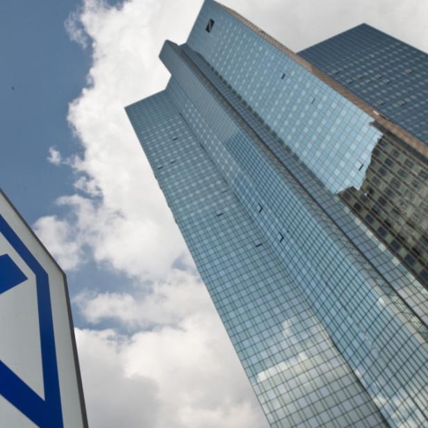 Das Gebäude der Deutschen Bank vor blauem Himmel mit Wolken.