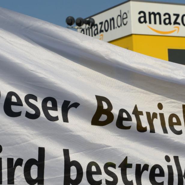 Ein Transparent mit der Aufschrift „Dieser Betrieb wird bestreikt“ vor einem Amazon-Gebäude.