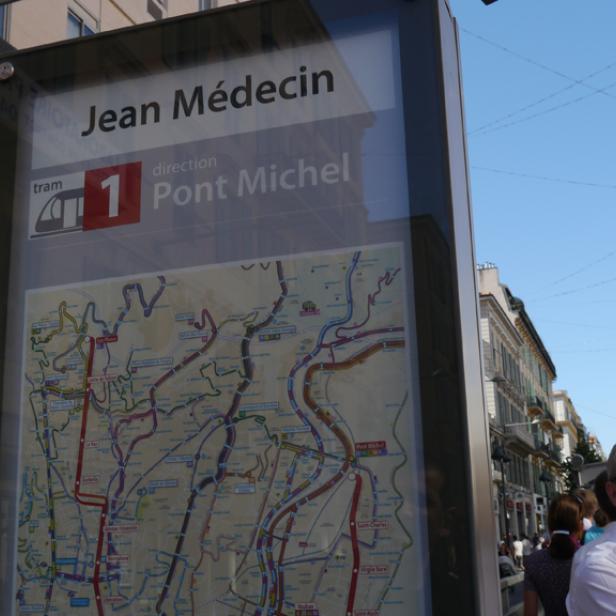 In der Innenstadt von Nizza verkehren regelmäßig verschiedene Tram-Linien.