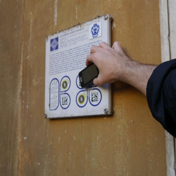 Neben der Kathedrale prangt eine Tafel mit NFC-Tags und QR-Codes.