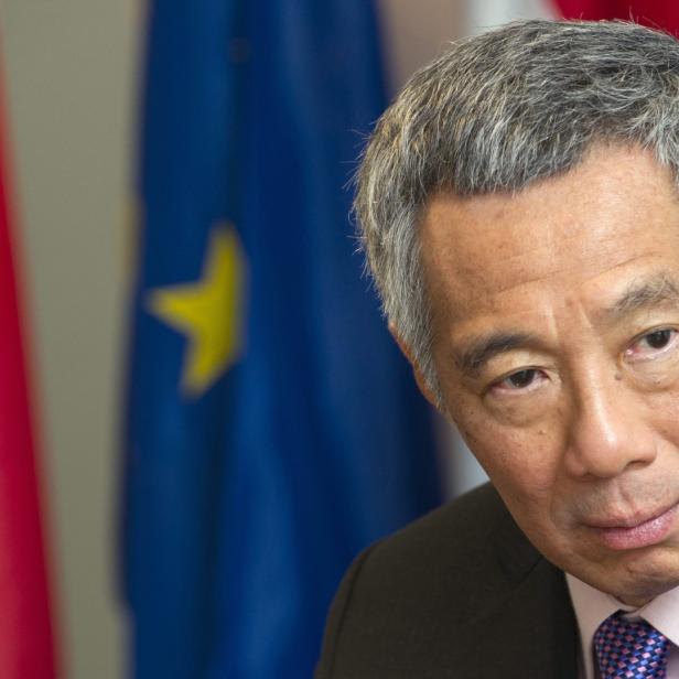 Lee Hsien Loong, Premierminister von Singapur, vor Flaggen.