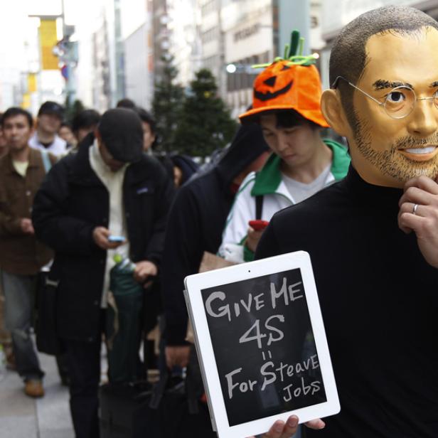 Ein Kunde mit Steve-Jobs-Maske vor dem Apple-Store in Tokio.