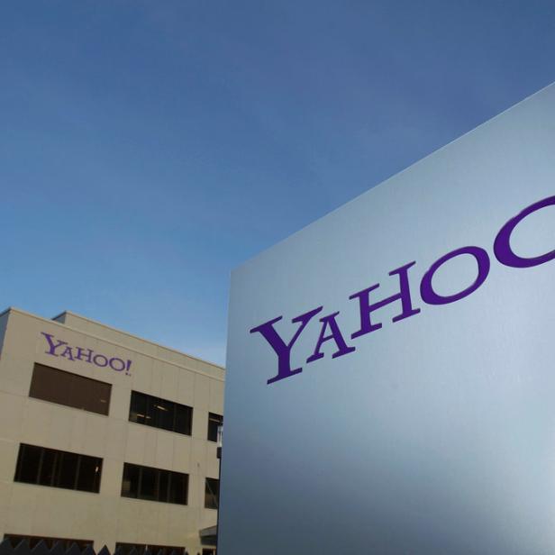 Das Yahoo-Logo vor einem Bürogebäude unter blauem Himmel.