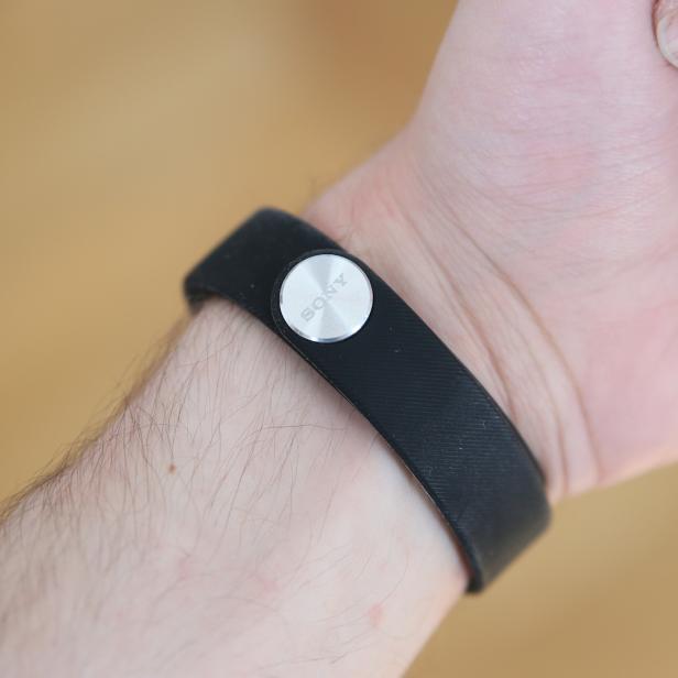 Das Smartband mit dem auffälligen silbernen Verschluss