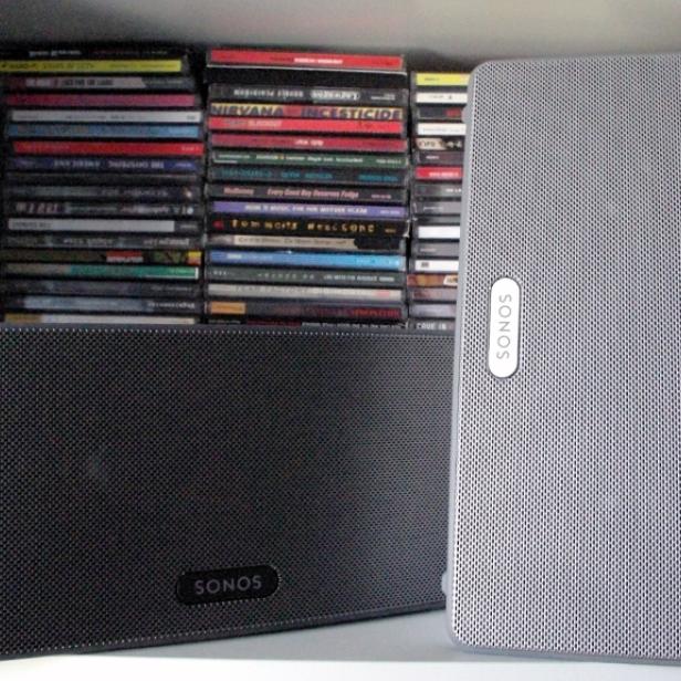 Die Sonos &quot;Play:3&quot;-Boxen passen in jedes durcschnittliche Regal.