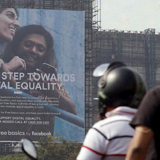 In Indien macht Facebook auf übergroßen Plakatwänden Werbung für seinen Dienst Free Basics. Aber kann der US-Konzern wirklich versprechen, was da draufsteht (&quot;digital equality&quot;)?