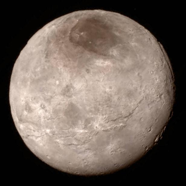 Pluto-Mond Charon in Großaufnahme