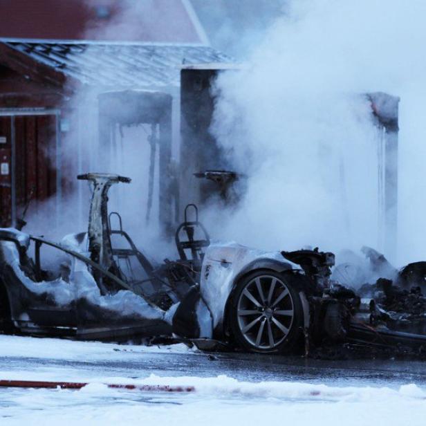 Laut hing der Tesla an einem Supercharger während er in Flammen aufging