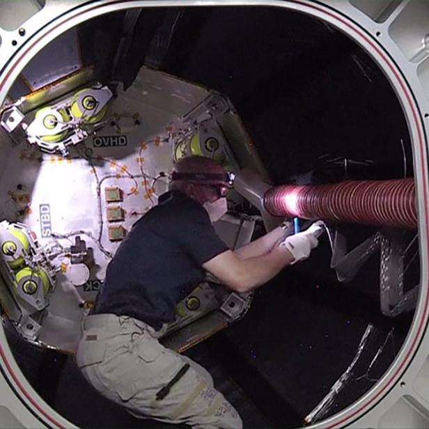 NASA-Astronaut Jeff Williams works im Inneren des Bigelow Expandable Activity Module (BEAM)