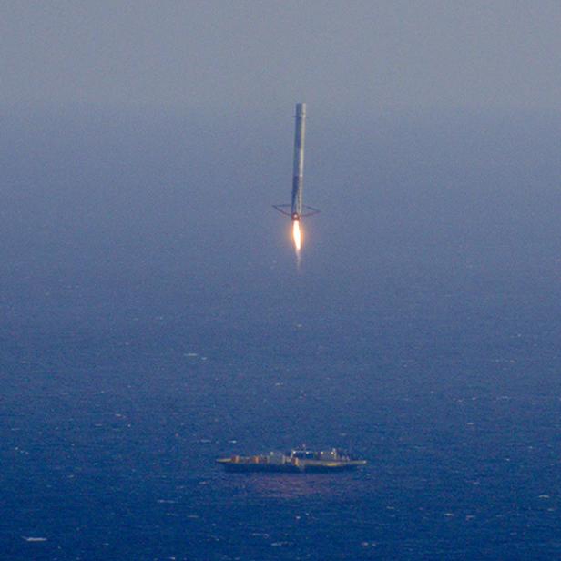 Die Rakete soll aufrecht auf der schwimmenden Plattform zum Stehen kommen