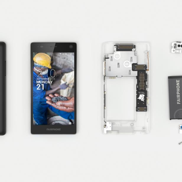 Ein Fairphone-Smartphone, teilweise zerlegt, mit Akku und Gehäuseteilen.
