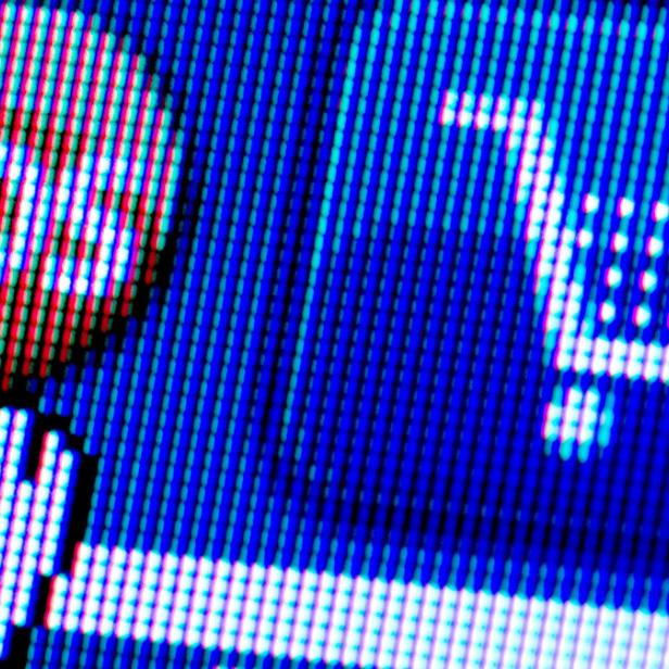 Ein Cursor-Symbol klickt auf ein Warenkorb-Symbol auf einem blauen Bildschirm.