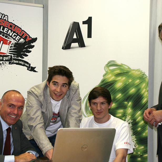 Teilnehmer der Austria Cyber Security Challenge arbeiten an einem Laptop.