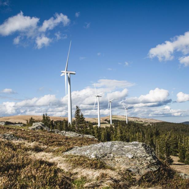 Der Windpark Steinriegel bei Schönwetter, doch das Bild trügt: Durch den Wind ist es auf den 1600 Höhenmetern eiskalt und frostig.