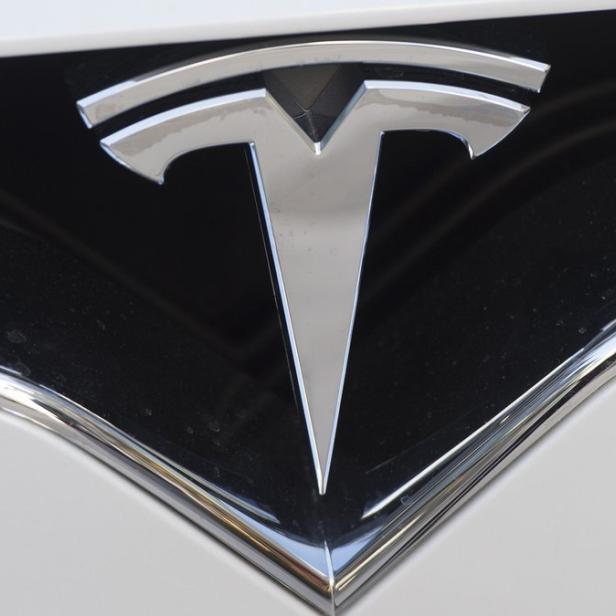 Das Tesla-Logo auf der Vorderseite eines Autos.