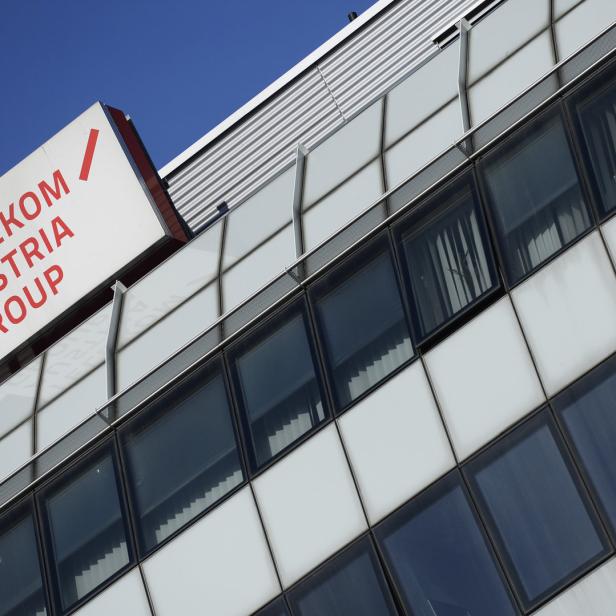 Das Telekom Austria Group Logo an einem modernen Bürogebäude.