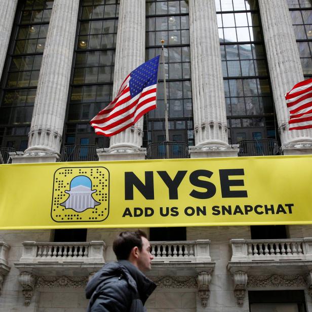 Die New York Stock Exchange (NYSE) mit einer Werbung für Snapchat und US-amerikanischen Flaggen.