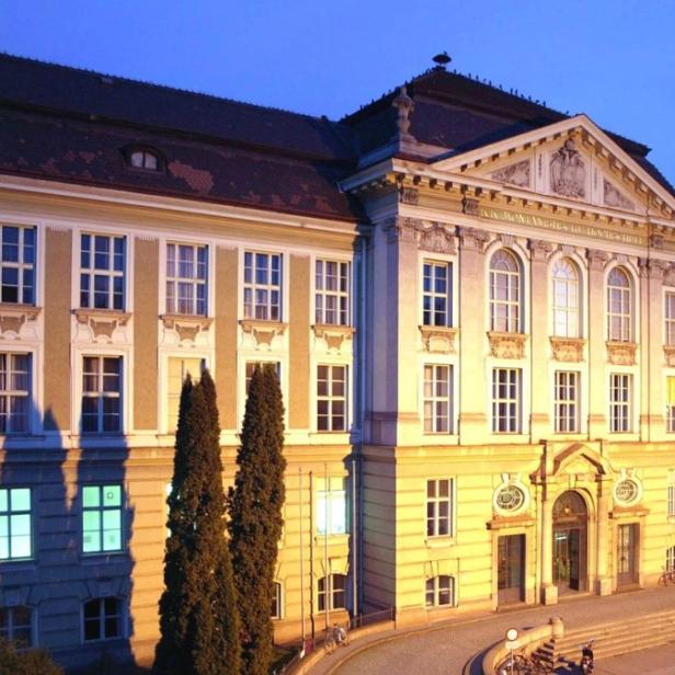 Das Hauptgebäude der Universität Innsbruck bei Dämmerung.