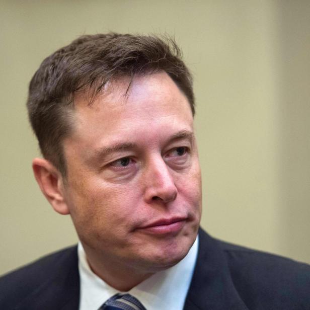 Ein Porträt von Elon Musk in einem dunklen Anzug.