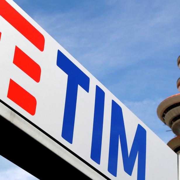 Das TIM-Logo vor einem blauen Himmel mit einem Fernsehturm im Hintergrund.