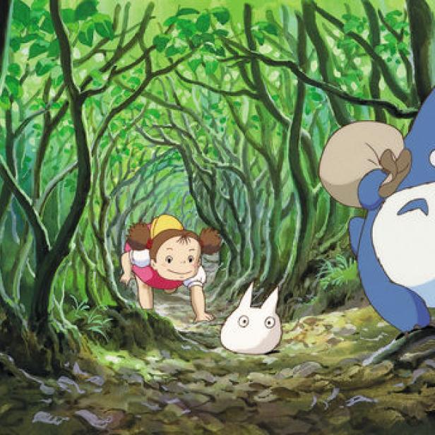 Ein Mädchen, ein kleiner weißer Geist und Totoro in einem grünen Wald.