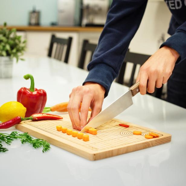 Die Markierungen auf dem Brett aus Buchenholz sind eingebrannt, sodass sie auch bei heftiger Nutzung und häufigem Abwaschen nicht verschwinden werden und Deine Küche stets exakt bleibt.