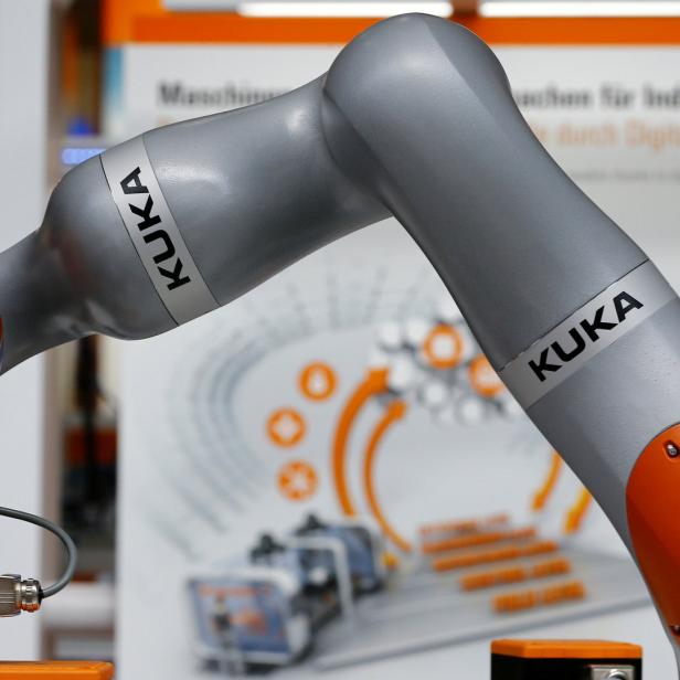 Ein Roboterarm der Marke KUKA ist zu sehen.