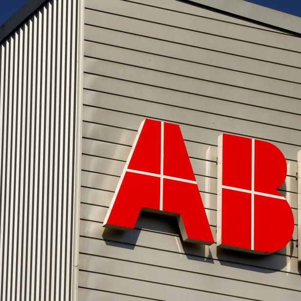 Das rote ABB-Logo an der Fassade eines Gebäudes unter blauem Himmel.