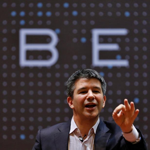Travis Kalanick, ehemaliger CEO von Uber, spricht vor einem Uber-Logo.