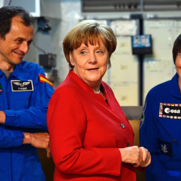 Bundeskanzerlin Angela Merkel mit der (re.). Auch einer deutschen Astronautin soll sie bald die Hand schütteln