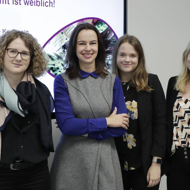 Die drei Gründerinnen von &quot;Female Founders&quot; mit der Familienministerin.