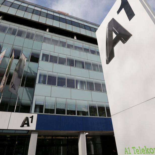 Das A1 Telekom Austria Gebäude mit dem A1 Logo im Vordergrund.