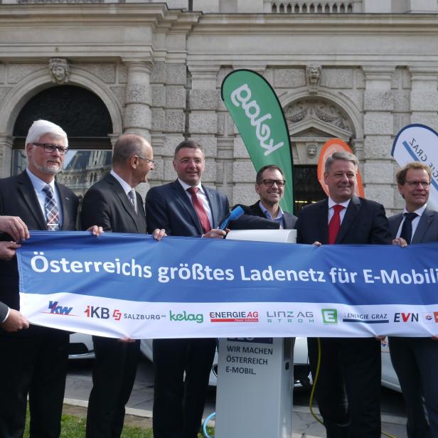 Präsentation des Ladestellennetzwerkes Ö-Hub vor dem Wiener Burgtheater