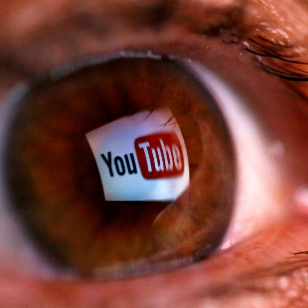 Das YouTube-Logo spiegelt sich im Auge einer Person.