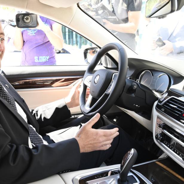 Verkehrsminister Jörg Leichtfriedam Steuer eines mit Assistenzsystemen ausgerüsteten Autos.