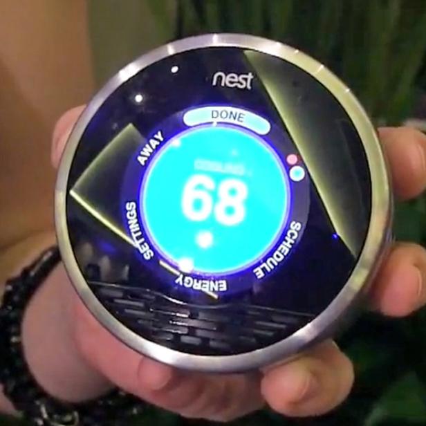 Nest ist ein intelligenter Thermostat mit berührungsempfindlichem Rahmen für Touch-Bedienung und einigen cleveren Details. Bewegungs-Sensoren messen etwa, ob sich wer im Haus befindet. Mit der Auto-Away-Funktion kann man dadurch Energie sparen.