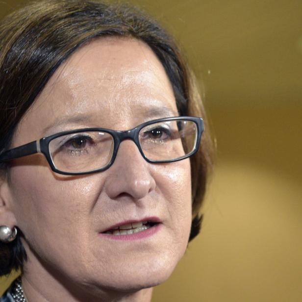 Eine Frau mit Brille und kurzem braunen Haar spricht.